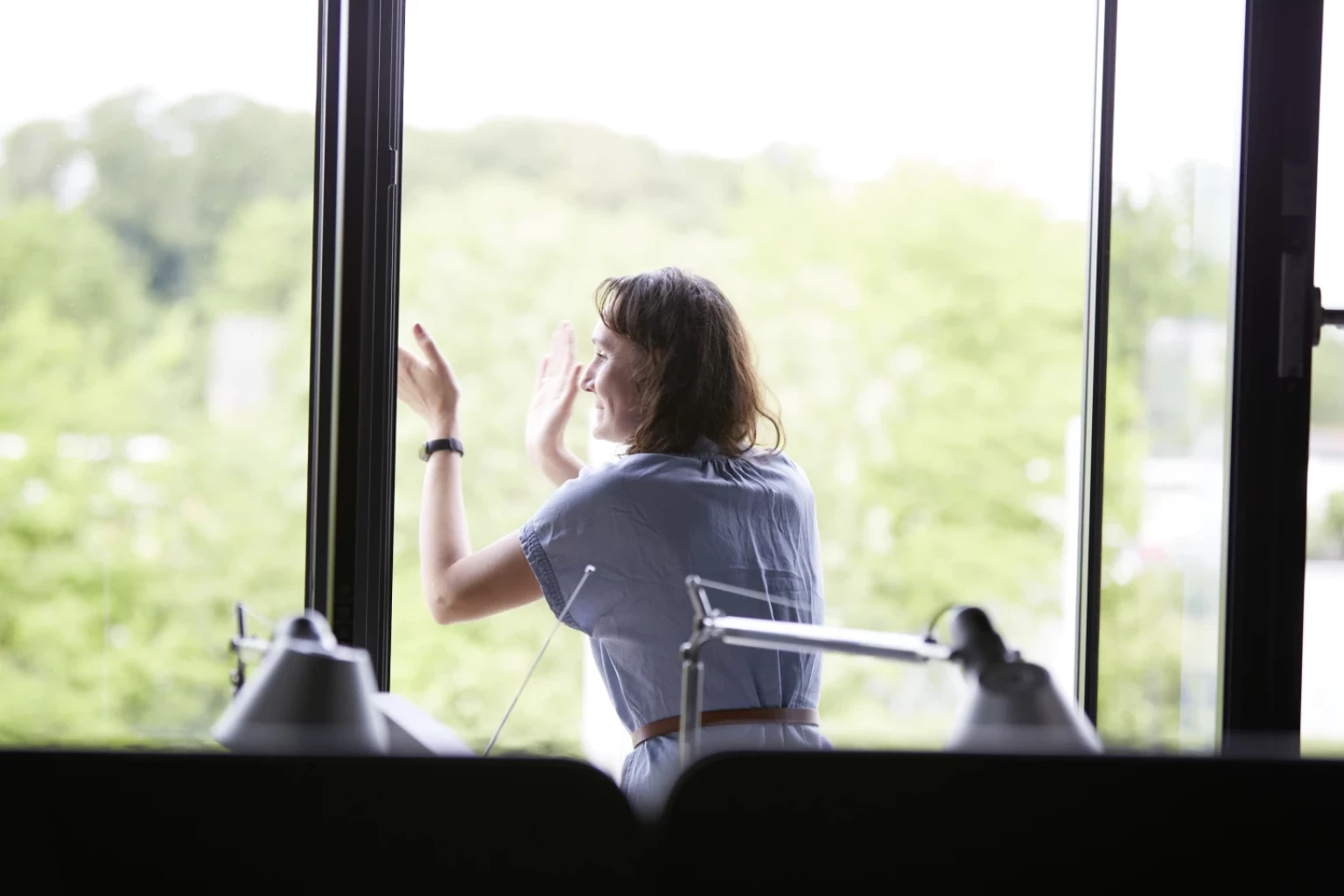 Filmproduktion Tino Röse vor der Kamera Frau am Fenster
