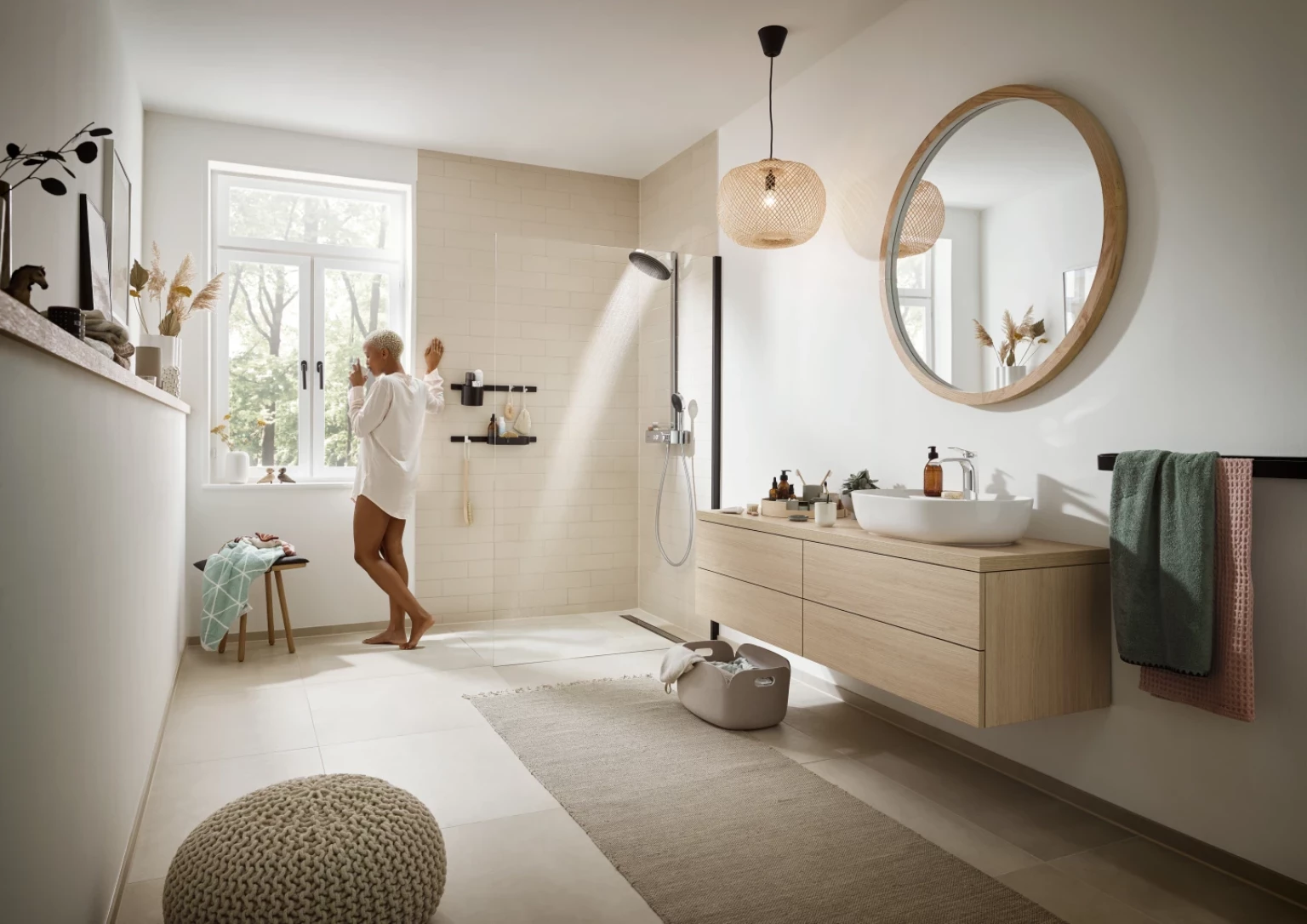 Hansgrohe Kampagne ganzes Badezimmer mit Frau